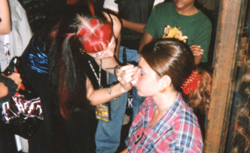 dracmakens:mymysterymeat:mall-goths:Hot Topic’s free makeover, May 1998this is beautiful I wish hot 