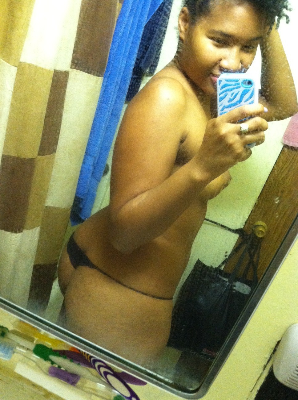 crimsonkinghgf:  Who be liking dat pussy Au Naturel???