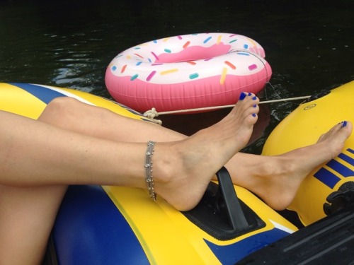hippie-feet: Boat tour… i just want to worship her incredibly perfect sexy feet