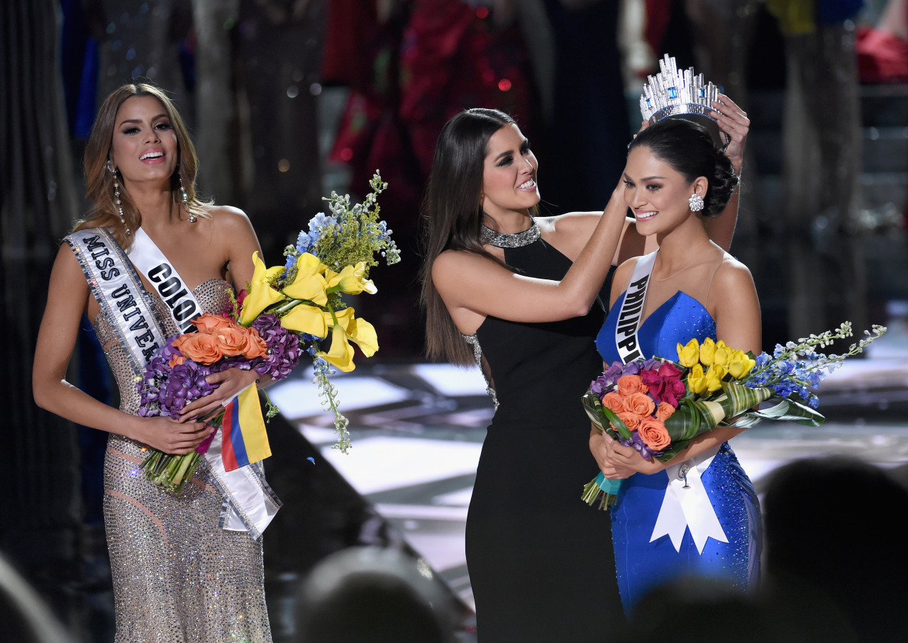 celebritiesofcolor:   Miss Colombia 2015, Ariadna Gutierrez, has her crown removed