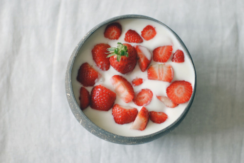 vintagefoods:strawberry breakfast (by Fleur Schinning)