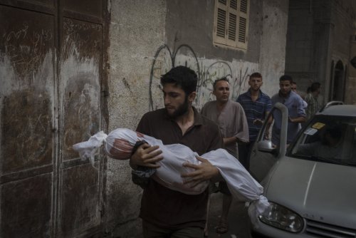 fotojournalismus:
“Day 23: Israel strikes on another UN school serving as a refugee shelter & crowded market in Shejaiya during ceasefire as Gaza death toll passes 1,350 | July 30, 2014
Faiza Al-Tanboura had not spoken for 21 days since a missile...