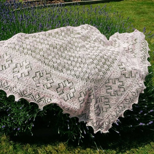 Some numbers for the shawl:Weight 0,75g, width 66 inch, depth 36 inch. Used 1050m wool yarn. (Haap