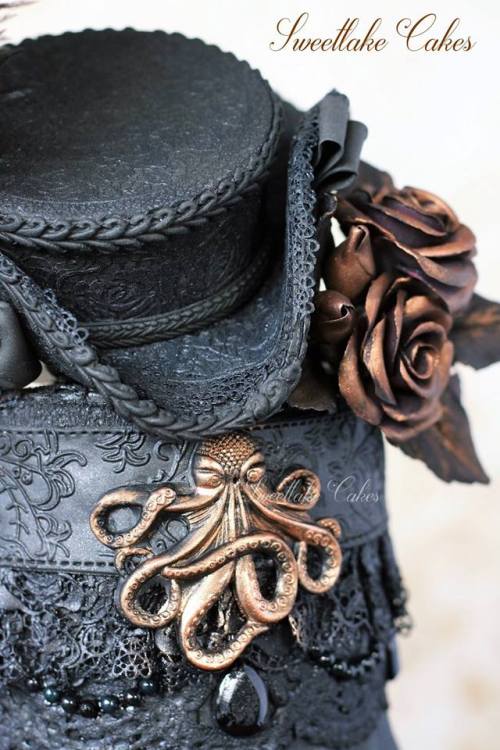 steampunktendencies:Pirate steampunk cake with tricorn hat by Sweetlake CakesMore Steampunk Cakes [ 