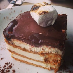 edibleandtasty:  S’mores cake by pandaimeeceats  Asdhfjfkskshms