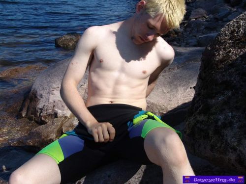 bulgemaster2:  Gaycycling_Alex19_ONeill-Lake