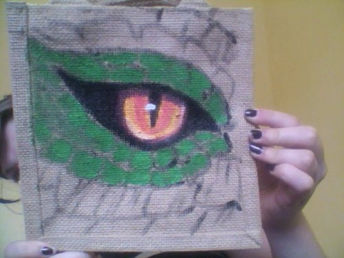 phoebear:Hand painted canvas tote bag - Dragon’s eye on one side, and a silhouette of a dragon on th