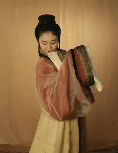 Historically accurate traditional chinese hanfu by 裝束與樂舞. 