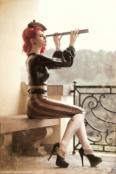 born-in-latex:  Latex Girl http://shiny-dress-fashion.blogspot.com/