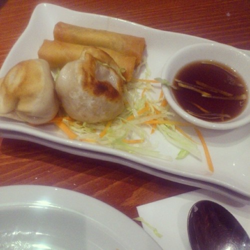 nonelikerae:  Proper favorite thing in life. Spring rolls and dumplings <3 #YUMMY #foodporn #food #chinese