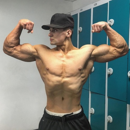 beautifulyoungmuscle:Chris Pazienti: instant erection for this tiny-waisted, broodingly handsome muscle beauty