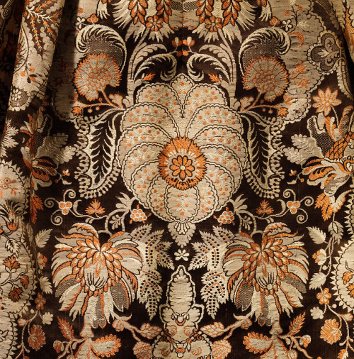 heaveninawildflower:Spitalfields silk dress (British, circa 1725).Image and text information courtes