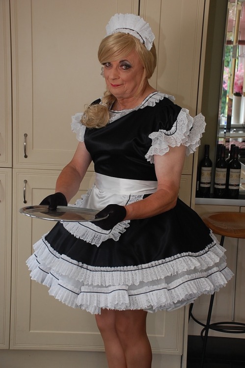 maidtina: sissystockingsworld: A nice smile should always be part of the uniform. Yum