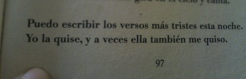 detrasdelapiel:
“ Ya no la quiero, es cierto, pero tal vez la quiero.
Es tan corto el amor y tan largo el olvido.
Porque en noches como ésta la tuve entre mis brazos,
mi alma no se contenta con haberla perdido.
Aunque éste sea el último dolor que...