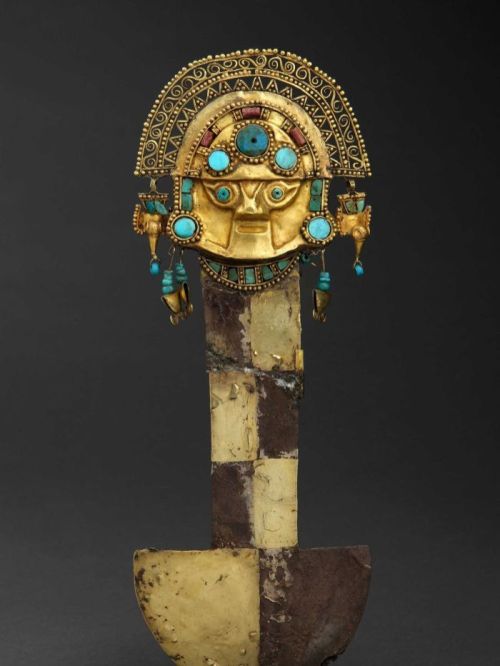 Incan turni (knife) made of gold, silver, turquoise, chrysocolla, lapis lazuli, and spondylus, late 