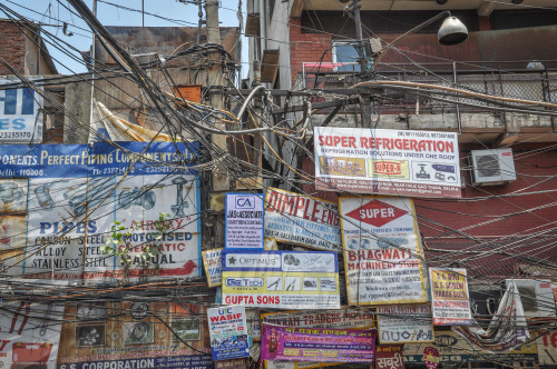 ararat-always:  monkeyandpumpkin:  Street Life in India Chandni Chowk, New Delhi, India  Goin home o