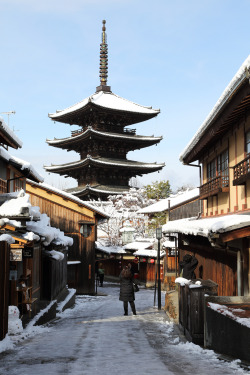 ivvvoo:  Snowy day in Kyoto 