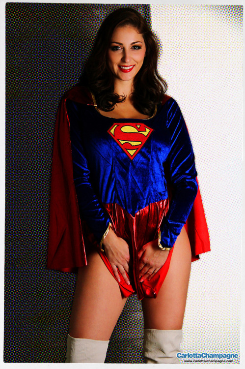 sexy-cosplay-scroll:  Tipsy Supergirl by Carlotta Champagne  