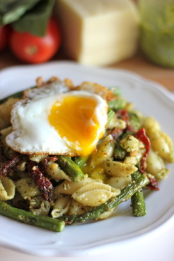 nom-food:Pesto pasta with sun-dried tomatoes