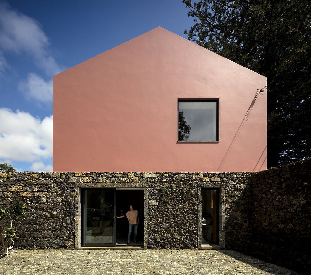 remash:pink house ~ mezzo atelier | photos © fernando guerra