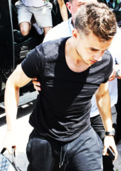 2hot2bstr8:  Seriously can Liam get ANY more handsome and sexier? AND LOVING THE BULGE!!!!!!!!!!!!!♡♡♡