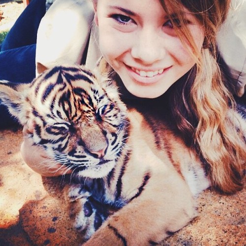 gayscalyoctopus:  boredpanda:    Steve Irwin’s Daughter Is Now Grown Up And Keeping Dad’s Legacy Alive    WOW She looks SO much like her father in the second photo