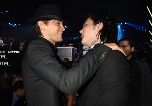 armyofechelon:  Jared Leto & Gerard Way - Backstage Europe Music Awards 