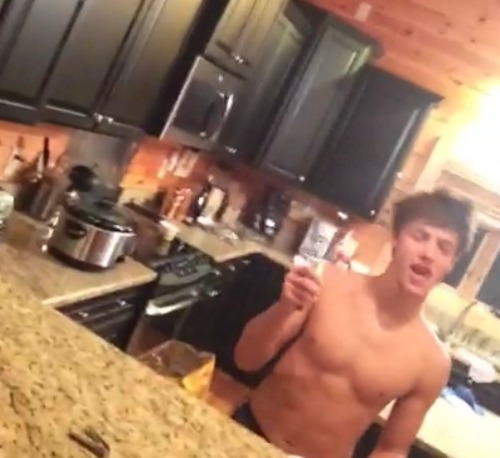 themagconlifeman:  The story if my life I take some food and wait all night to see Cameron shirrrrrtlessss 