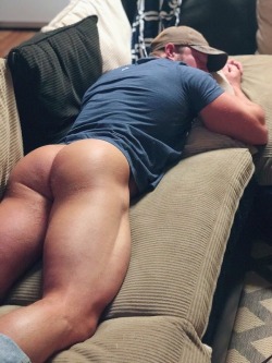bigmusclestuds:  Hot quads and bubble butt!