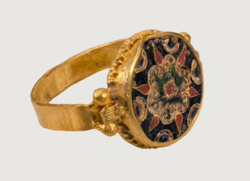 gemma-antiqua:Byzantine gold and cloisonné ring, dated to the 10th century CE. Found on Medieval Rin