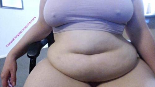 Look how yummy and sooooft I am! Come watch my jiggly FULL belly in action as I flirt with you and tell you what I have eaten today!!Get it here:https://www.manyvids.com/Video/519886/Flirting-with-a-FULL-Belly/#share-vidXxx Chelsea Dimples