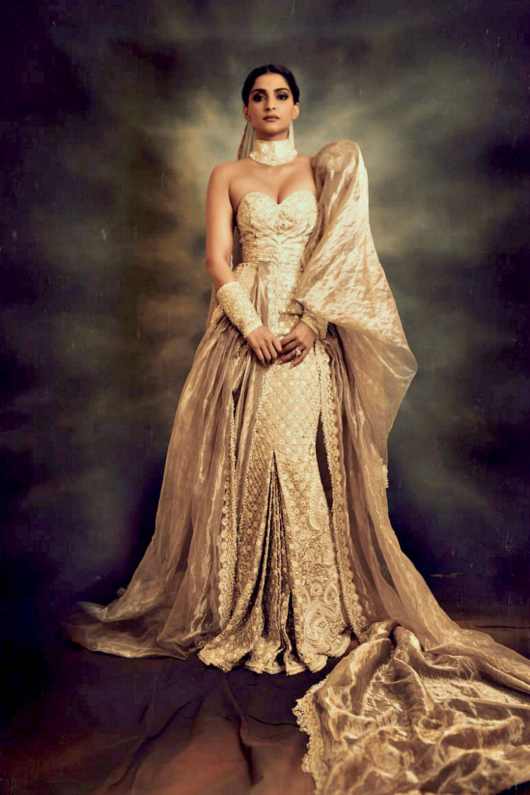 raghdakatrina: Sonam Kapoor channelizes her inner Maharani in a stunning gold &amp;