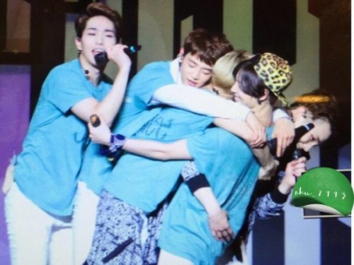 shineeshadow: Shinee OT5 Hugs Happy Valentine’s Day everyone! ❤️