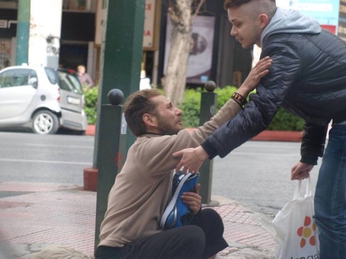 darkandblues:  fuckthesystem-fts:Sokakta yaşayan birisini mutlu etmek dünyanın en güzel şeyidir.Bende ağlardım yemin ederim ya…