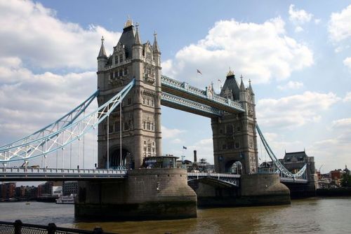 The Rogue Hawker Hunter Pilot and the Tower Bridge IncidentThe day of April 5th, 1968 was supposed t