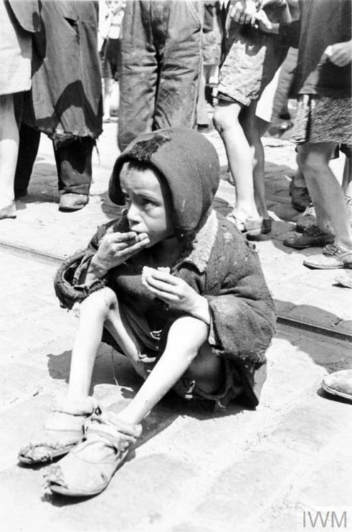 Jewish children in the Warsaw Ghetto (summer 1941).