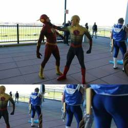 dannylantern:  When your friends take an awesome photo but you ass looks so good in the background lol  #cosplay #cosplayer #theflash #captaincold #lennardsnart #dccomics #dc #reverseflash #butts #tights #thatbootytho #wintercon #comiccon