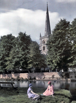 fawnvelveteen:  Women at River Avon, Stratford