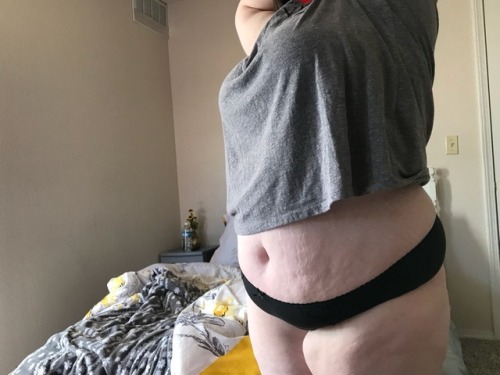 lovelyandblue: Isn’t my belly just the cutest?!