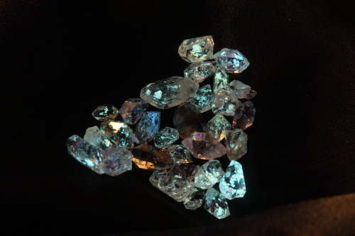 ifuckingloveminerals:  Quartz, Petroleum inclusions Afganistan