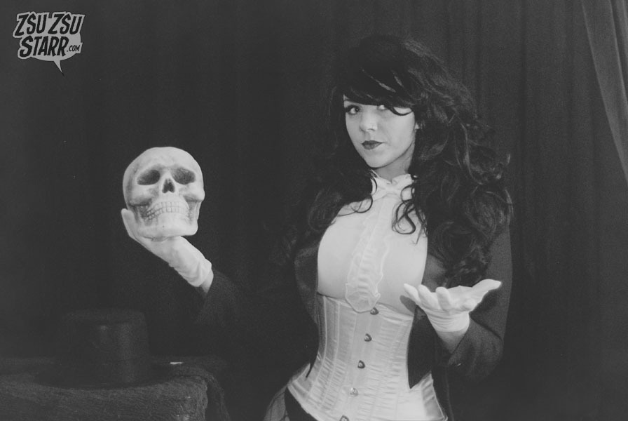 femalemasturbationaddict:  zsuzsustarr:  zatanna   I love her hips. They’re so
