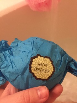 someoneskitten:  Birthday bath bomb :)