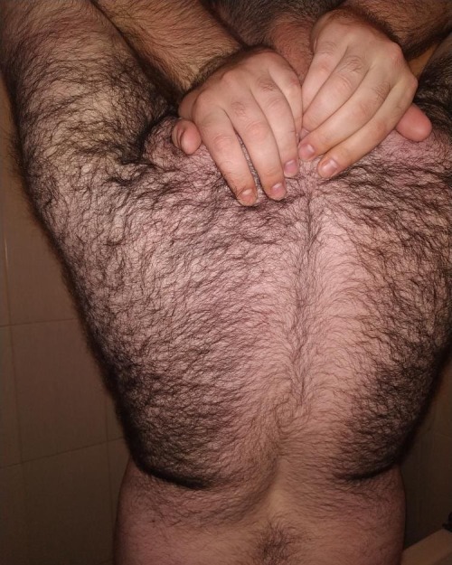 hairybros:Yeaaah bro, feel your back fur getting more opulent and fuller by the day! You’re a fuckin