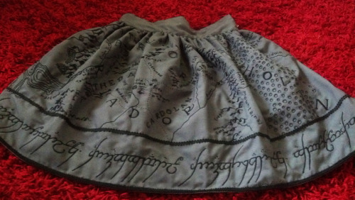 lolitacupcakexd:  vysanthe:  andariel-sirene:  fraise-du-mal:  Middle Earth skirt. Made by me <3 Took me three months and how you see is hand embroidery, no printed :3 I hope take pictures with a full coordinate soon!  WOW  What I’d give for this