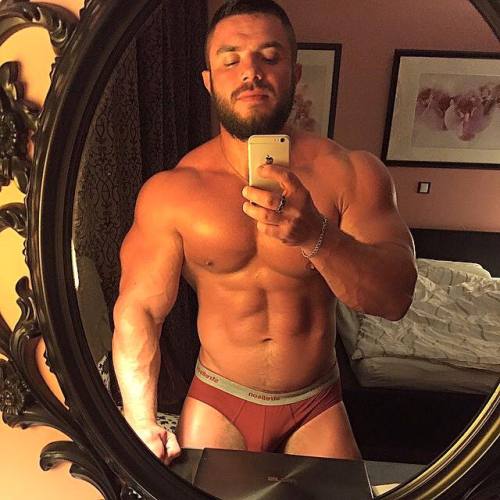 manlypics:  Leo Bartenev