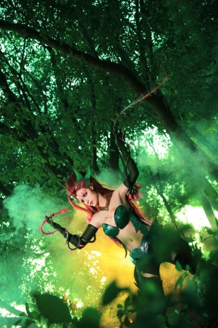 league-of-legends-sexy-girls:  Zyra Cosplay 