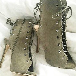 sexyshoesblog:  Sexy shoes by sexyshoesblog,