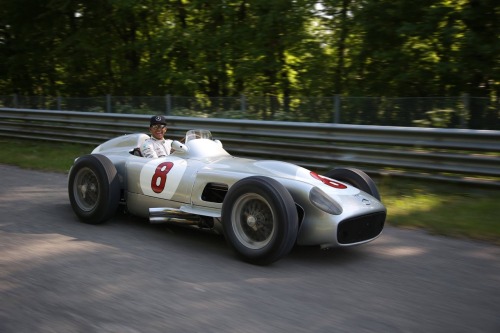 hotrodzandpinups:  Sir Sterling Moss and Lewis Hamilton at Monza with two classic Mercedes the W196R and the 300 SLR 722.