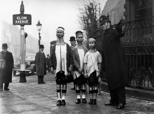 x-heesy:1935Padaung women in London“Giraffe women” go out on the town.by Alex Q. Arbuckle