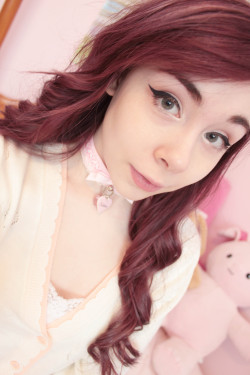 small-fawn:I can’t get over how adorable this collar from kittensplaypenshop is! The pink matches with so many of my cute clothes! 